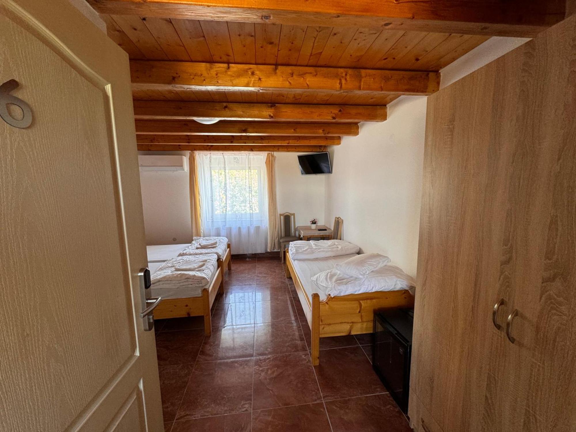 Fuerdo Panzio Bed & Breakfast Karcag Dış mekan fotoğraf