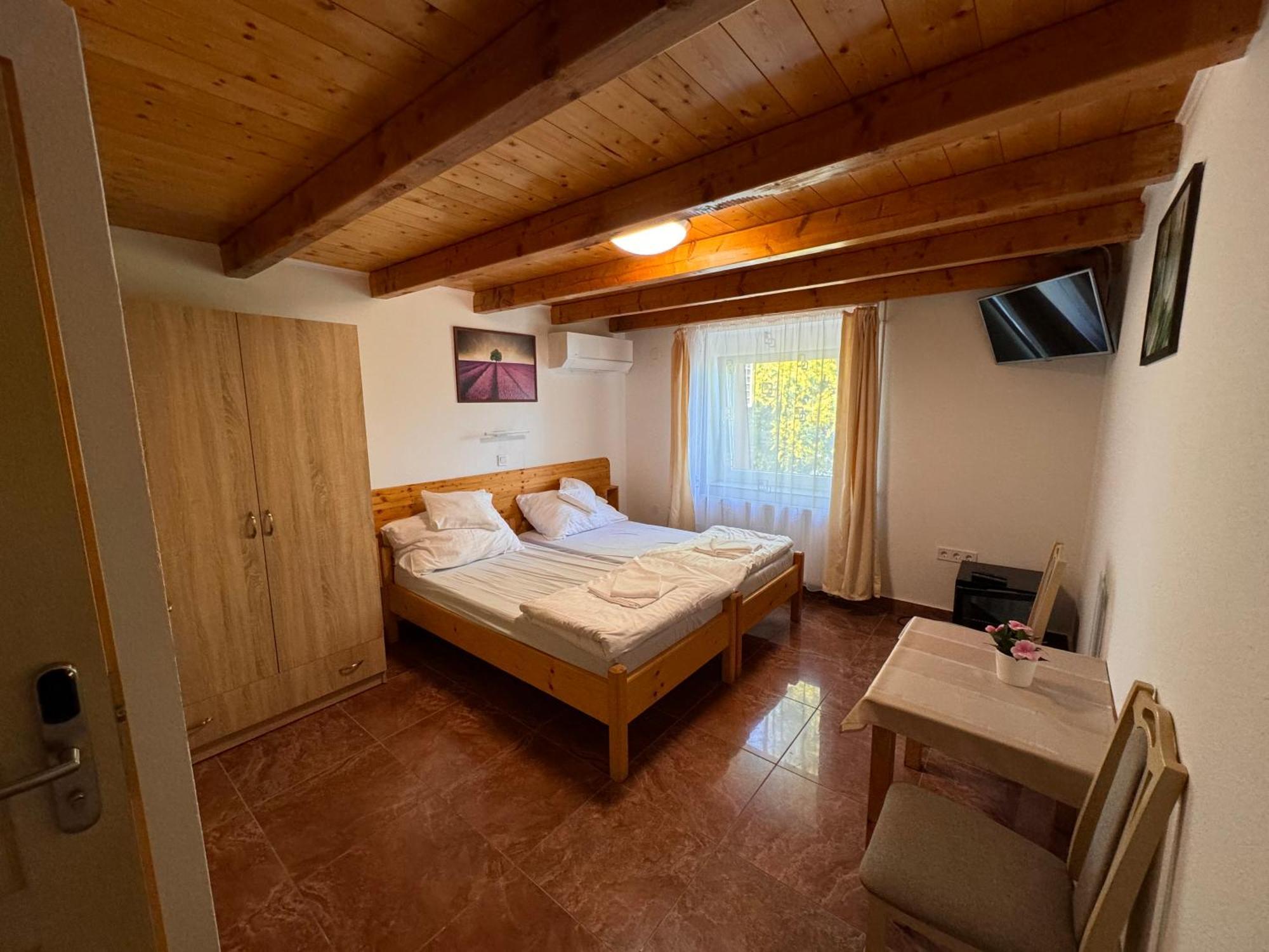Fuerdo Panzio Bed & Breakfast Karcag Dış mekan fotoğraf